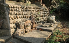 三次郎の足跡や指跡の残る重石
